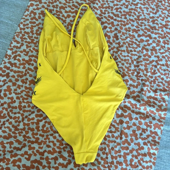 Hurley quick dry ribbed embroidered one piece swimsuit yellow embroidered cheeky - Picture 6 of 10